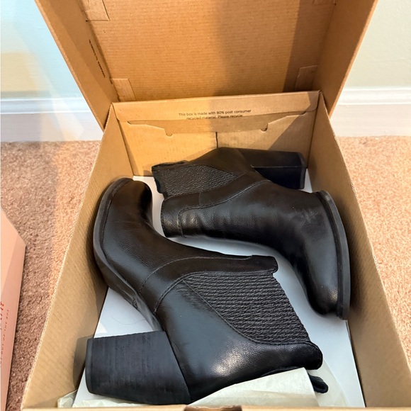 Excellent condition UGG boots, Sz 8 - Picture 2 of 11